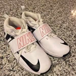 Nike Team Hustle D 8 Basketball Shoes